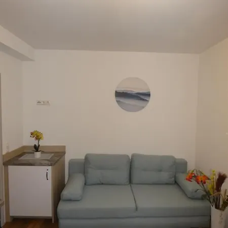 Gaestezimmer Gombotz 招待所 3*