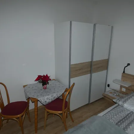 Gaestezimmer Gombotz Pensión Etmissl